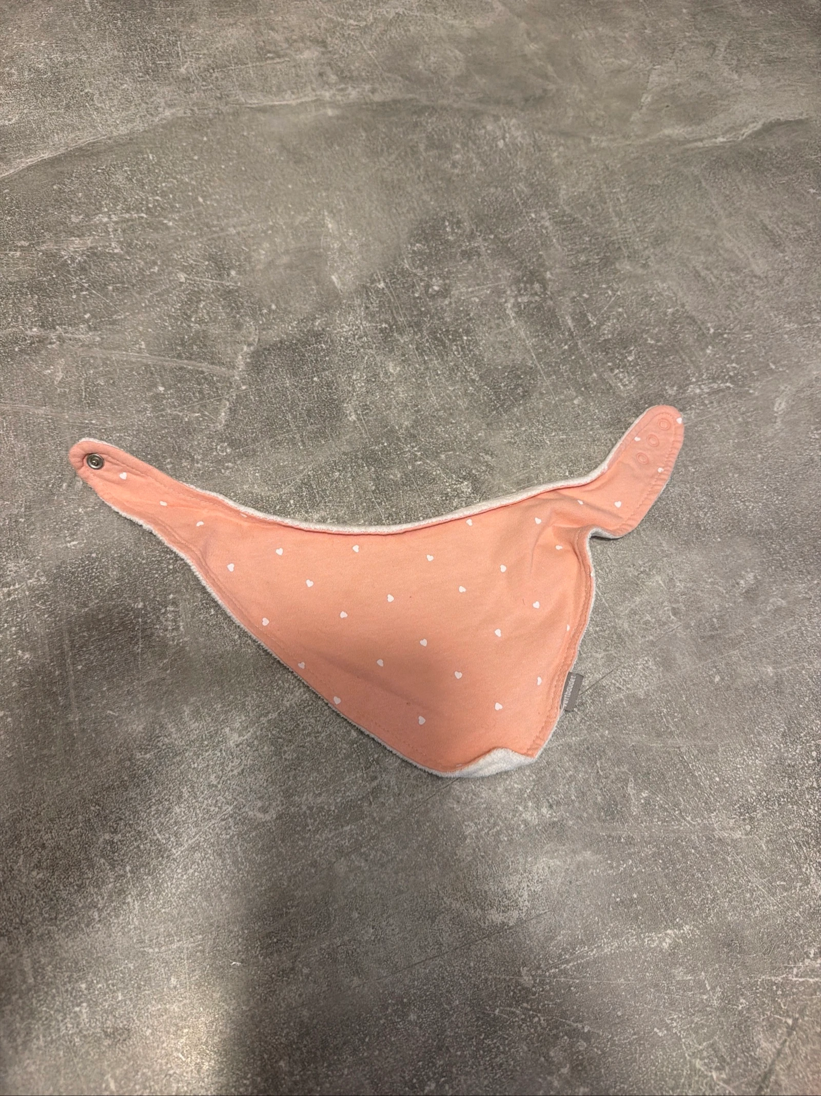 Bavoir rose cœur blanc vertbaudet très bon état 
